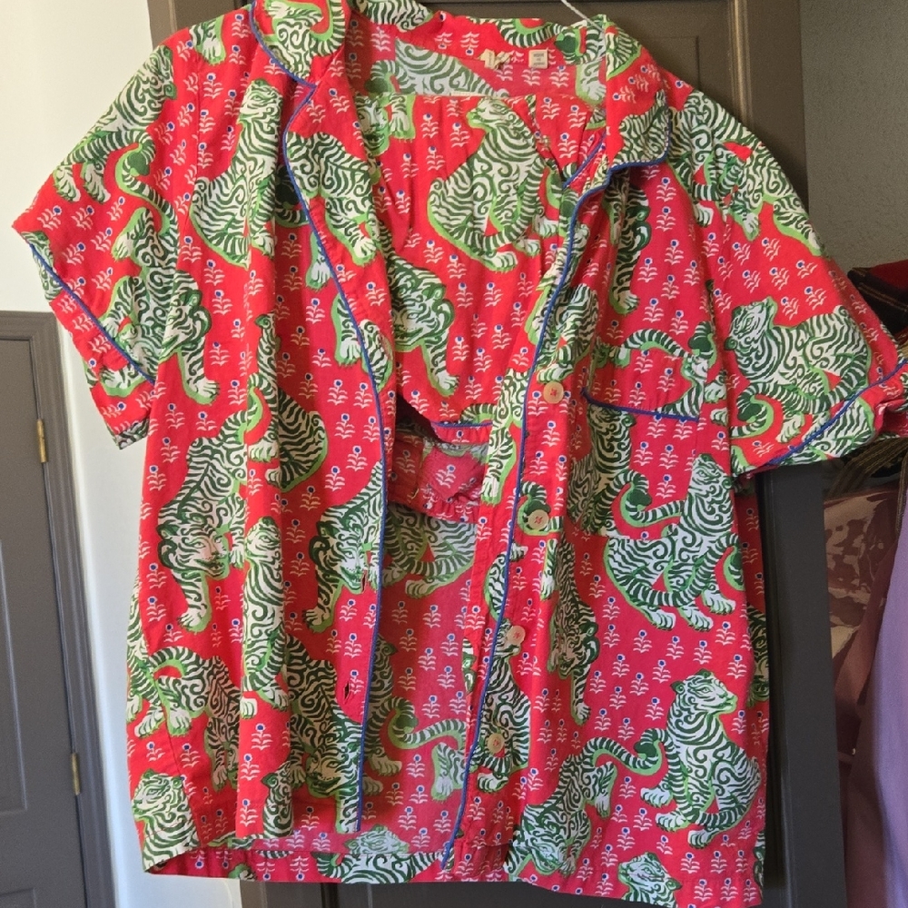 Printfresh Pink Short-Sleeve Button-Front Shirt with Green Print MEDIUM PETITE
